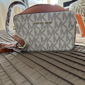 Crossbody Michael kors purse